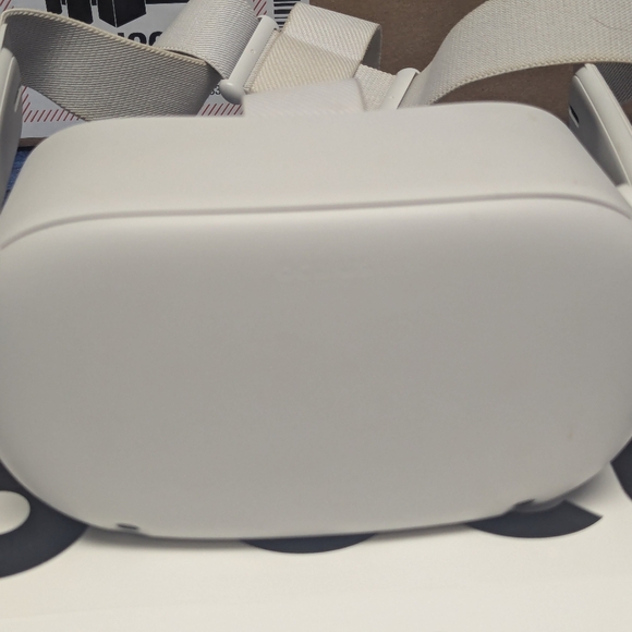 Meta Oculus Quest 2 64GB Advanced All-In-One VR Headset - Picture 10 of 16